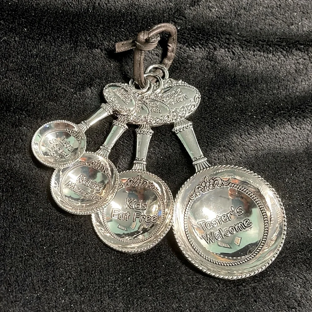 BNIB GANZ STUDIO 101 4-PIECE SILVER TONE MEASURING SPOONS “NANA’S KITCHEN” SET
